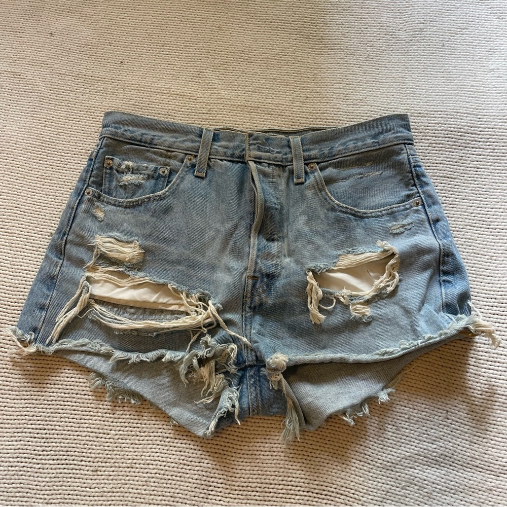 ✨SOLD✨ Levi’s 501 Mid-Rise Jean Shorts - Picture 1 of 7
